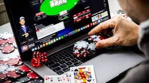 Suasana meja live casino dengan dealer profesional dalam pencahayaan neon pink yang elegan